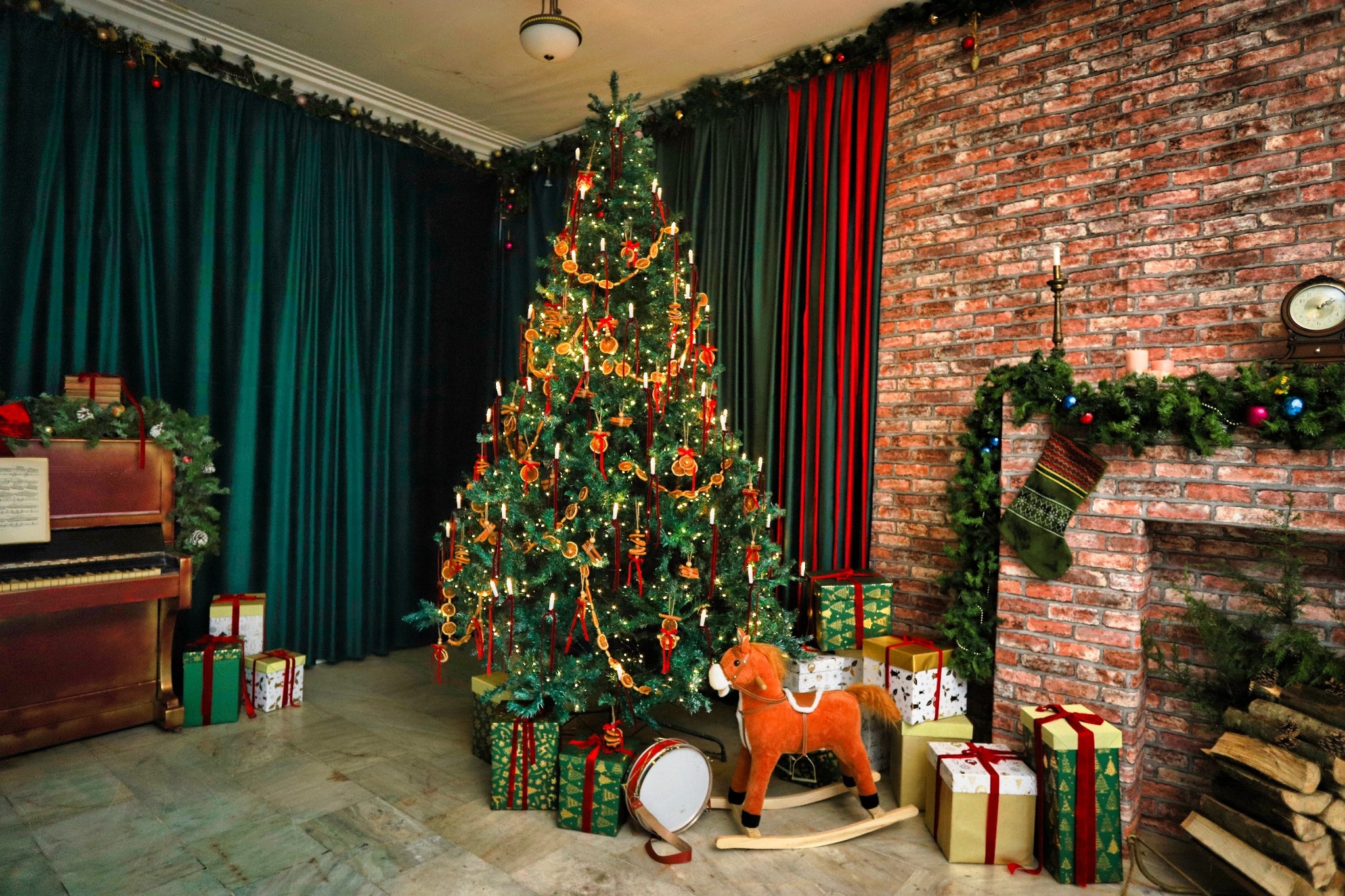 სკოლა "ინტელექტ-პლიუსის" საახალწლო მორთულობა