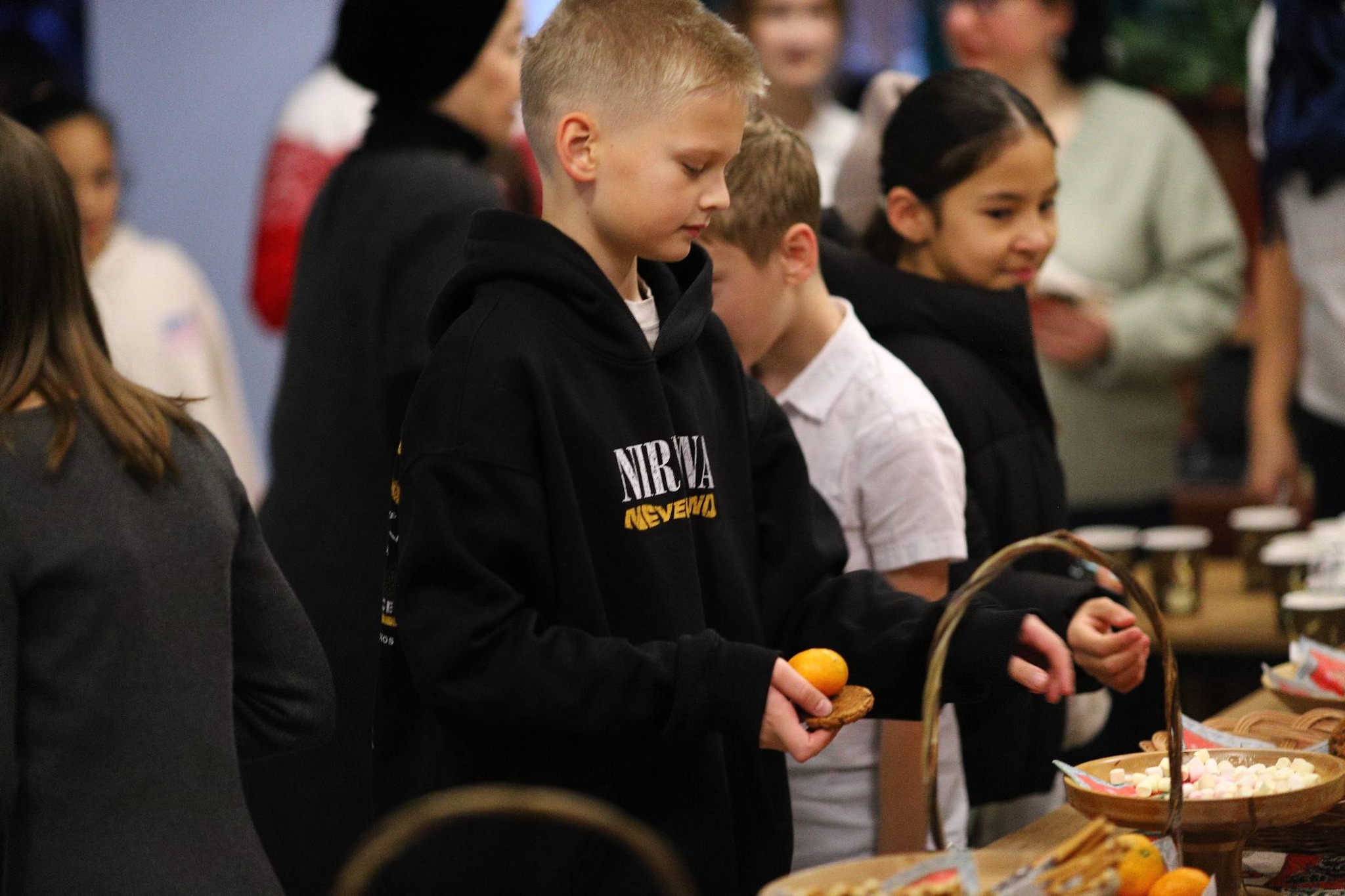 სკოლის ადმინისტრაციამ მოსწავლეებს, პედაგოგებსა და მშობლებს დამდეგი ახალი წელი მიულოცა და ცხელი შოკოლადით და ტკბილეულით გაუმასპინძლდა
